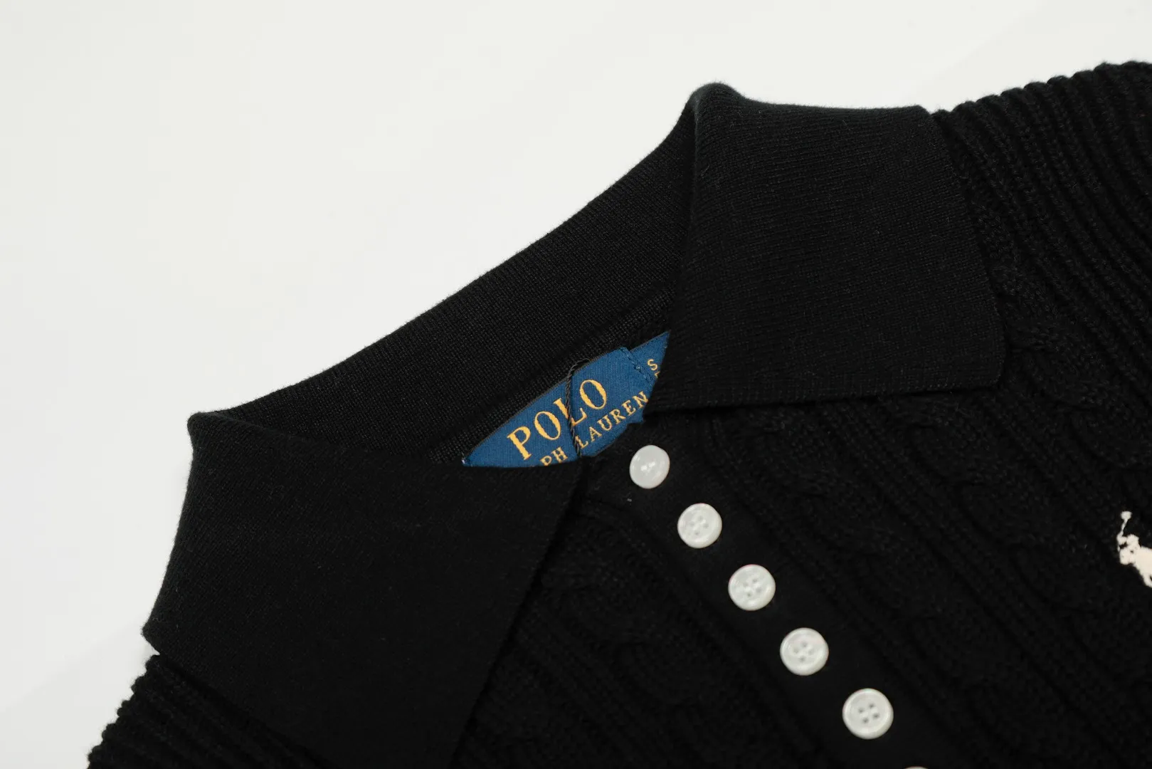 P250 top quality" Style number: DS050# (not off the shelves all year round) [Ralph Lauren lapel twist solid color basic pony embroidery logo goddess sweater] ✅Ralph Lauren Ralph Lauren goddess slim fit POLO lapel twist knit open chest autumn and winter sweater ✅Main supplier platform live broadcast Wholesale entity Wholesale entity Replenish when out of stock Not off the shelf ✅ZP quality 1:1 version Scan the code to enter the GF website Counter quality ✅Details and quality are the only one in Guangzhou. Imported quality cotton yarn, focusing on high-end, cost-effective, good quality needless to say. ✅Restore the original version. The maximum size can be worn up to 150 pounds. Loose, comfortable and stress-free. ✅The upper body is simple and easy to put on. A must-have for goddess ootd. Good-looking clothes are never picky. A must-have in the goddess's wardrobe. Size: S-XL. Color: black, milky white, gray, navy blue, burgundy.